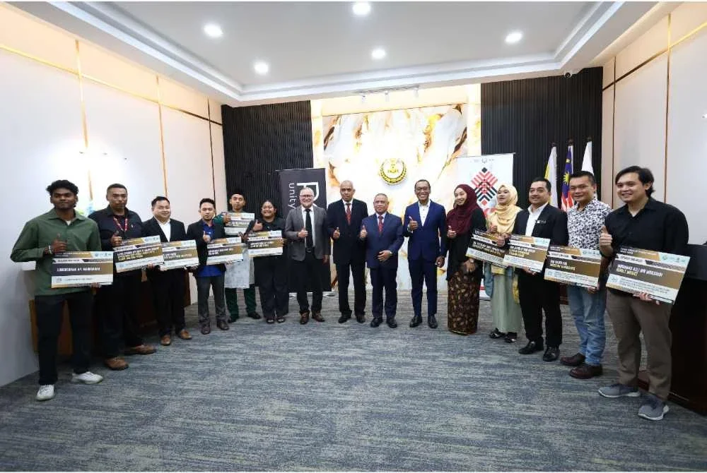 Saarani (tujuh dari kanan) menyampaikan sumbangan Dana Kreatif Perak @ Port berjumlah RM393,000 melibatkan 123 permohonan sebagai usaha berterusan kerajaan negeri dalam menyokong penggiat seni dan usahawan kreatif di Perak.