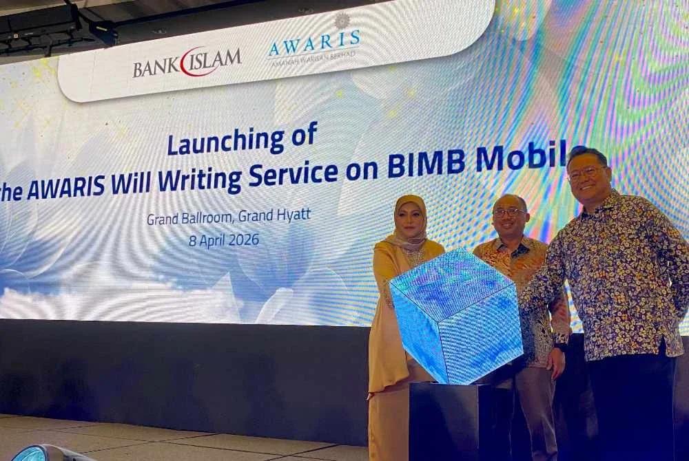 Dari kiri; Zaharah, Ketua Pegawai Perniagaan Kumpulan, Perbankan Runcit BIMB; Mizan Misram dan Ahmad Saruji ketika Pelancaran perkhidmatan penulisan wasiat AWARIS melalui aplikasi BIMB Mobile di ibu negara pada Rabu.