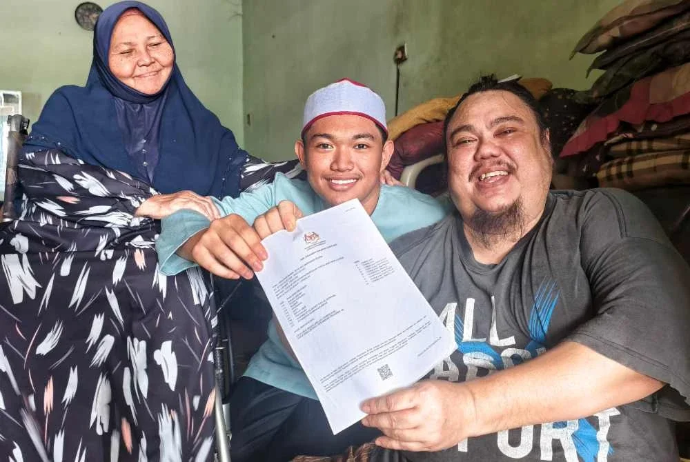 Syaqir menunjukkan keputusan SPM kepada ayah dan neneknya.