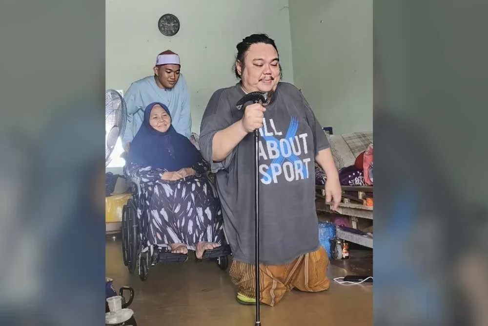Mohamad Shahir terpaksa berjalan menggunakan lutut.