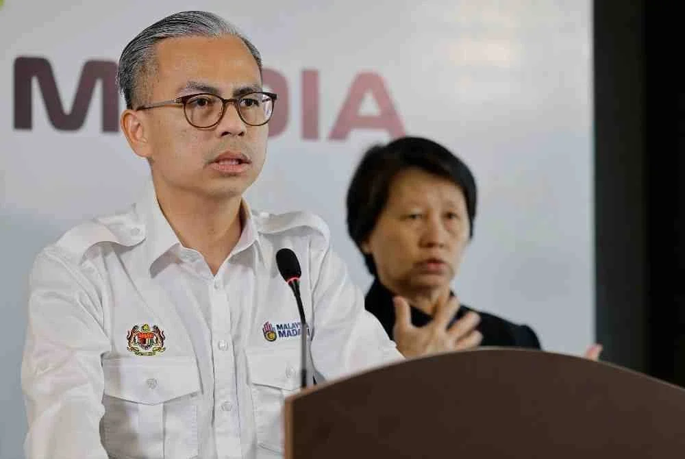 Menteri Komunikasi merangkap jurucakap Kerajaan Perpaduan, Datuk Fahmi Fadzil, bercakap mengenai taklimat krisis tenaga global pada sidang media mingguan Kabinet di Putrajaya hari ini. Foto Bernama 