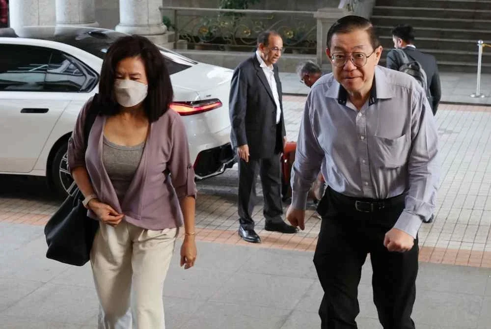 Guan Eng (kanan), dan isteri, Betty Chew hadir ke Mahkamah Rayuan Putrajaya hari ini. Foto Bernama
