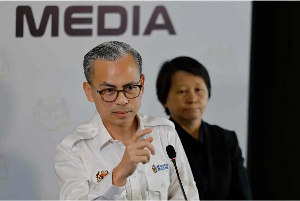 Menteri Komunikasi merangkap jurucakap Kerajaan Perpaduan, Datuk Fahmi Fadzil, bercakap mengenai taklimat krisis tenaga global pada sidang media mingguan Kabinet di Putrajaya hari ini. - Foto Bernama
