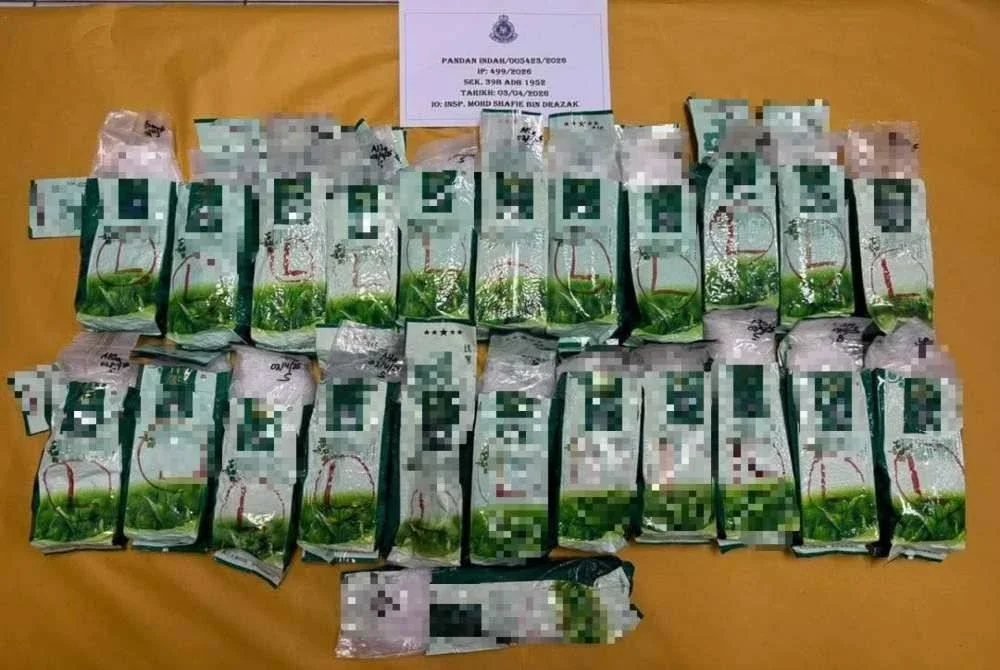 Antara bungkusan dipercayai mengandungi dadah yang dirampas menerusi serbuan dan tangkapan yang dijalankan.