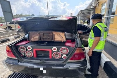 Pemeriksaan dilakukan di laluan keluar ICQS ke atas kenderaan dilihat mencurigakan. 