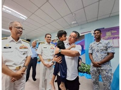 Timbalan Menteri Pertahanan, Adly Zahari menyantuni salah seorang peserta PPDK Lautan Kasih sempena Peluncuran Program IA-ATM PPDK Lautan Kasih di Pangkalan Tentera Laut Diraja Malaysia (TLDM) Lumut pada Selasa.