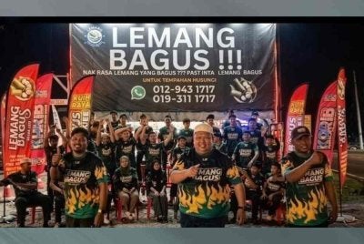 Muhammad Hydier (tengah) bergambar bersama kru Lemang Bagus.