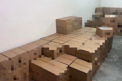 Ratusan kotak arak tidak bercukai dirampas dalam operasi oleh Batalion 5 Pasukan Gerakan Am di Taman Utama Pekan Nenas.