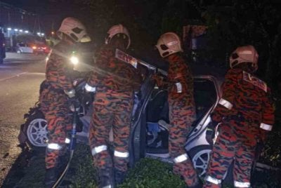 Pasukan bomba mengeluarkan mangsa yang tersepit dalam kenderaan yang terlibat kemalangan di Jalan Kionsom, Inanam, Kota Kinabalu.