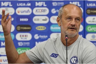 Risto Vidakovic bercakap kepada pemberita selepas menentang JDT, pada aksi timbal balik separuh akhir Piala Malaysia di Stadium Sultan Ibrahim malam tadi. - Foto: Bernama