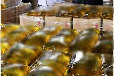 KPDN Kedah menyerbu sebuah premis kediaman yang didapati menyimpan 288kg minyak masak peket secara tidak sah di Kampung Sungai Limau pada Ahad lepas - Gambar hiasan