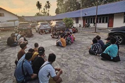 Cubaan menyeludup masuk 50 PATI warga Myanmar menggunakan tujuh kenderaan gagal apabila semuanya ditahan di Kampung Buloh Poh, Melor, Kota Bharu pada Rabu. Foto:PGA