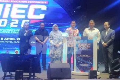 Asyraf Wajdi (tiga dari kanan) menyempurnakan simbolik perasmian pada Persidangan Pendidikan Antarabangsa Mara pada Rabu.