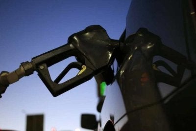 Harga minyak jatuh di bawah AS$100 setong selepas Amerika Syarikat dan Iran bersetuju melaksanakan gencatan senjata selama dua minggu - Gambar hiasan