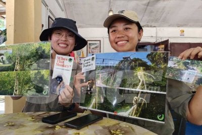 Jo Leen (kiri) bersama pembantunya menunjukkan jambatan lalulintas hidupan liar yang terdapat di Pulau Pinang, Sabah dan Kedah pada sidang akhbar pada Rabu.