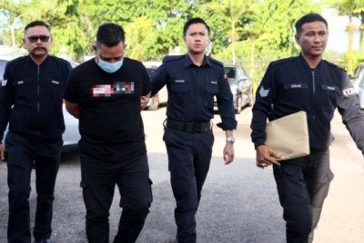 Muhamad Azhar (dua dari kiri) didenda RM7,500 oleh Mahkamah Majistret di Kuala Krai pada Rabu.