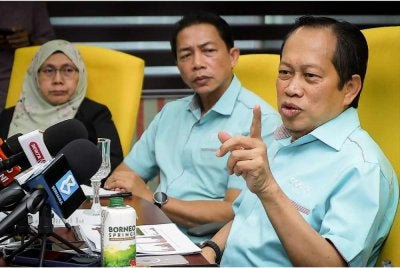 Ahmad Maslan (kanan) ketika sidang akhbar sempena lawatannya ke Akademi Binaan Malaysia Cawangan Sarawak (CIDB) di Petra Jaya, hari ini. - Foto: Bernama