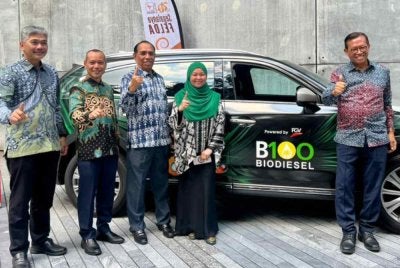 Ahmad Shabery (kanan) melihat usaha ini dapat mengangkat nilai komoditi sawit dan kestabilan pendapatan jangka panjang.
