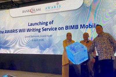 Dari kiri; Zaharah, Ketua Pegawai Perniagaan Kumpulan, Perbankan Runcit BIMB; Mizan Misram dan Ahmad Saruji ketika Pelancaran perkhidmatan penulisan wasiat AWARIS melalui aplikasi BIMB Mobile di ibu negara pada Rabu.