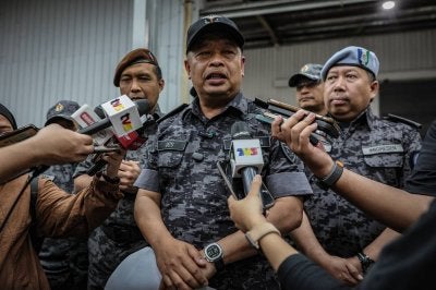 KUALA LUMPUR, 8 April -- Ketua Pengarah Jabatan Imigresen Malaysia (JIM) Datuk Zakaria Shaaban bercakap pada sidang media selepas Operasi Bersepadu di sebuah kilang besi Balakong, Cheras hari ini.
Dalam operasi bersepadu tersebut melaksanakan operasi bersepadu di dua buah kilang di Shah Alam dan Balakong Cheras hari ini dan berjaya menahan seramai 133 pendatang tanpa izin atas pelbagai kesalahan imigresen.
-- fotoBERNAMA (2026) HAK CIPTA TERPELIHARA