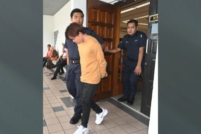 Tertuduh mengaku tidak bersalah atas pertuduhan dibacakan terhadapnya.