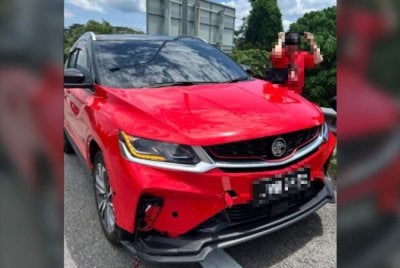 Seorang warga emas maut apabila dilanggar SUV selepas dipercayai terjatuh dari jambatan.