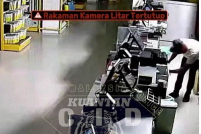 Tangkap layar rakaman CCTV kes pecah kedai di salah satu premis terlibat.