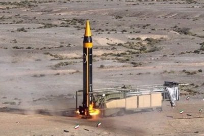 Gambar menunjukkan peluru berpandu Khorramshahr‑4 buatan dalam negara yang siap untuk dilancarkan, satu sistem peluru berpandu balistik jarak sederhana Iran dengan jarak operasi sekitar 2,000 km dan keupayaan muatan berat yang merupakan antara yang paling maju dalam arsenalnya. Foto Agensi