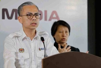 Menteri Komunikasi merangkap jurucakap Kerajaan Perpaduan, Datuk Fahmi Fadzil, bercakap mengenai taklimat krisis tenaga global pada sidang media mingguan Kabinet di Putrajaya hari ini. Foto Bernama 