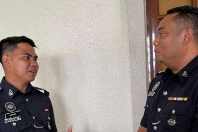Mohd Khairul Azhar (kiri) menceritakan detik ngeri kejadian serangan di Balai Polis Ulu Tiram, Johor Bahru, pada jam 2.30 pagi 17 Mei 2024 lalu.