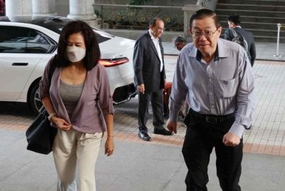 Guan Eng (kanan), dan isteri, Betty Chew hadir ke Mahkamah Rayuan Putrajaya hari ini. Foto Bernama 