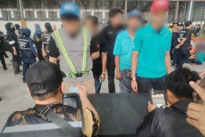 Pegawai JPN melaksanakan dokumentasi terhadap pemegang kad pengenalan dalam memastikan ketulenan dokumen itu pada Rabu.