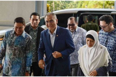 Dr Dzulkefly Ahmad hadir di Mahkamah Tinggi hari ini bagi sambung perbicaraan hari kedua saman fitnah terhadap bekas Najib di Mahkamah Tinggi hari ini - Foto Bernama
