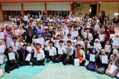 KPM memaklumkan tawaran automatik itu diberikan kepada semua calon yang memohon program berkenaan tanpa mengambil kira kaum dan latar belakang. Gambar hiasan. Gambar fail