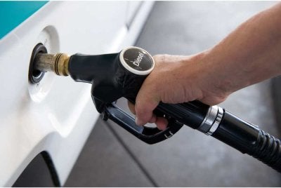 Kerajaan akan meneliti mekanisme untuk memanfaatkan sistem MyKasih dan penggunaan MyKad untuk penyaluran subsidi termasuk diesel kepada rakyat Malaysia. Gambar hiasan 