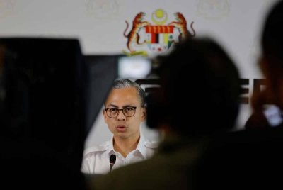 Menteri Komunikasi merangkap jurucakap Kerajaan Perpaduan, Datuk Fahmi Fadzil, bercakap mengenai taklimat krisis tenaga global pada sidang media mingguan Kabinet di Putrajaya hari ini. Foto Bernama 
