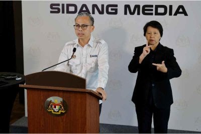 Menteri Komunikasi merangkap jurucakap Kerajaan Perpaduan, Datuk Fahmi Fadzil, bercakap mengenai taklimat krisis tenaga global pada sidang media mingguan Kabinet di Putrajaya hari ini. Foto Bernama 