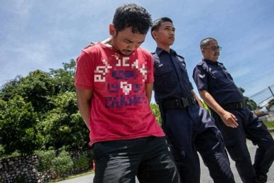 Seorang pemotong rumput dijatuhi hukuman penjara enam bulan oleh dua mahkamah berasingan hari ini, selepas mengaku bersalah atas pertuduhan memiliki 342 video lucah, termasuk kandungan melibatkan kanak-kanak sejak 10 tahun lepas. Foto Bernama 