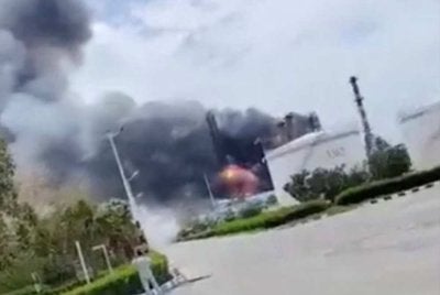 Walaupun kilang terbakar akibat serangan berkenaan, tiada sebarang kematian atau kecederaan dilaporkan. Foto: Agensi