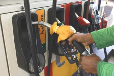 Kementerian Kewangan (MOF) menjelaskan harga minyak di pam tidak turun disebabkan harga pam ditentukan berdasarkan purata harga minggu lepas, bukan hari ini. Gambar hiasan