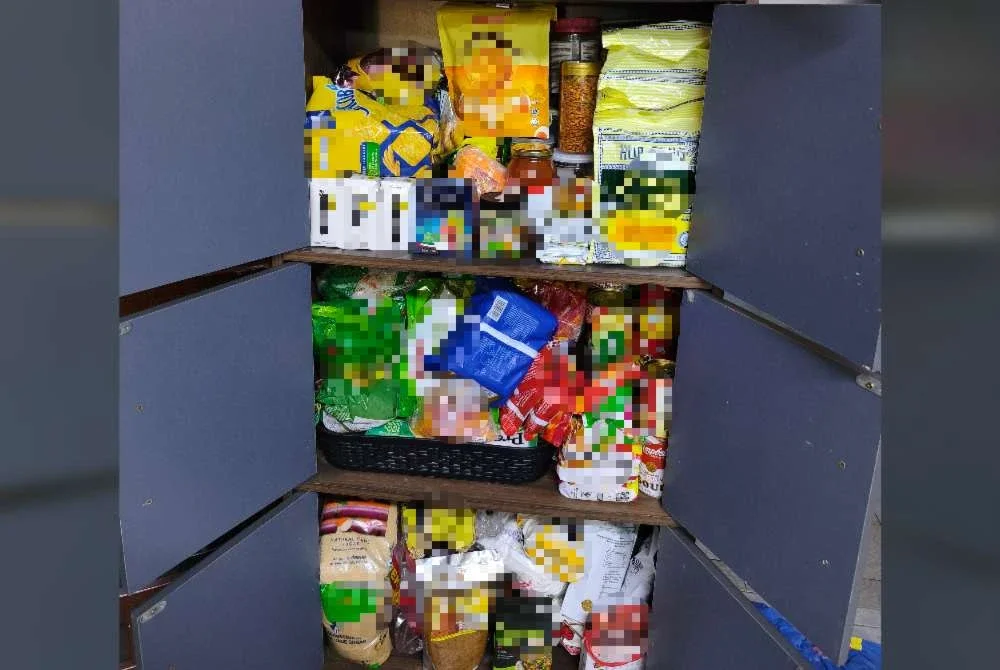 Shamsiyah menunjukkan sebahagian stok bekalan makanan yang disimpan dimana ia sudah menjadi amalan bagi meringankan beban suami.
