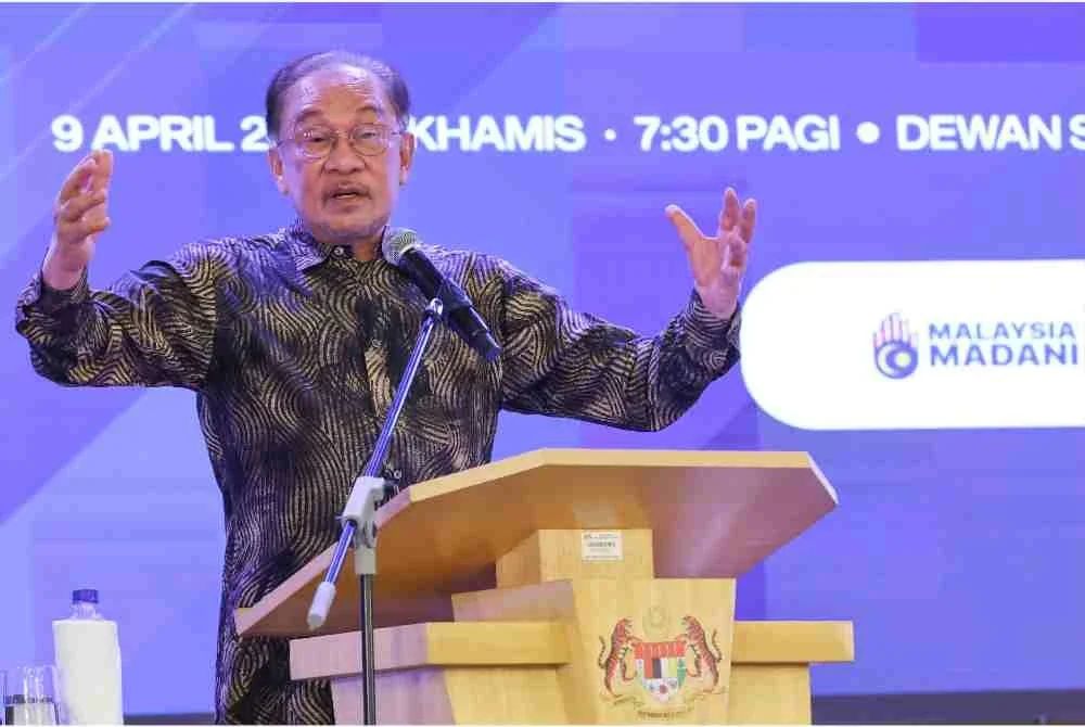 Anwar ketika berucap pada Perhimpunan Bulanan Kementerian Pengangkutan, pada Khamis. Foto Bernama