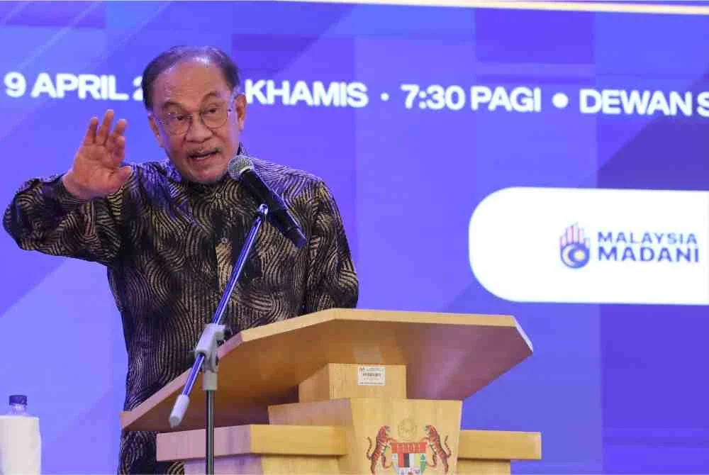 Anwar ketika berucap pada Perhimpunan Bulanan Kementerian Pengangkutan, pada Khamis. Foto Bernama