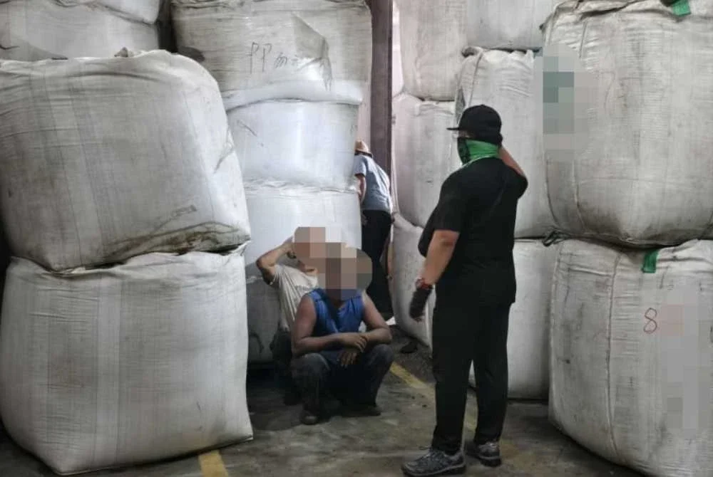 Beberapa warga asing turut bertindak agresif dengan cuba melarikan diri serta bersembunyi bagi mengelak daripada ditahan.