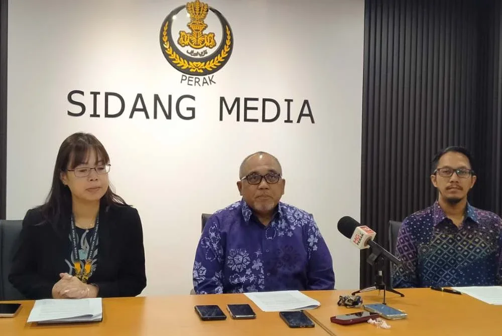 Mohammad Zahir (tengah) ketika sidang akhbar di Bilik Sidang Media DUN Perak, Bangunan Perak Darul Ridzuan di sini pada Khamis.