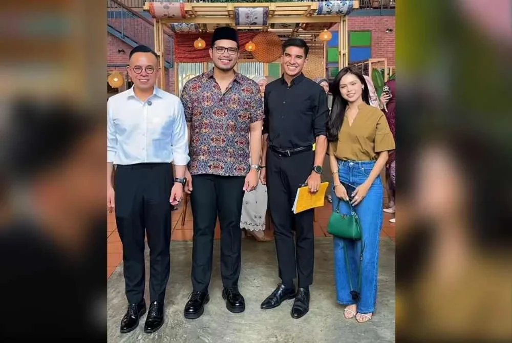 Steven (kiri), Syed Saddiq (dua dari kanan) dan Bella (kanan) bergambar bersama Khairul Aming di restoran Rembayung.
