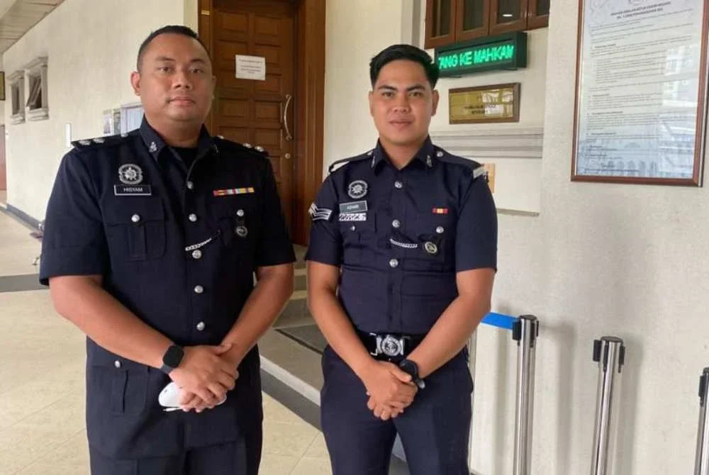 Saksi pendakwaan kedua, Inspektor Mohd Hisham Ezahar (kiri) hadir Mahkamah Tinggi di sini.