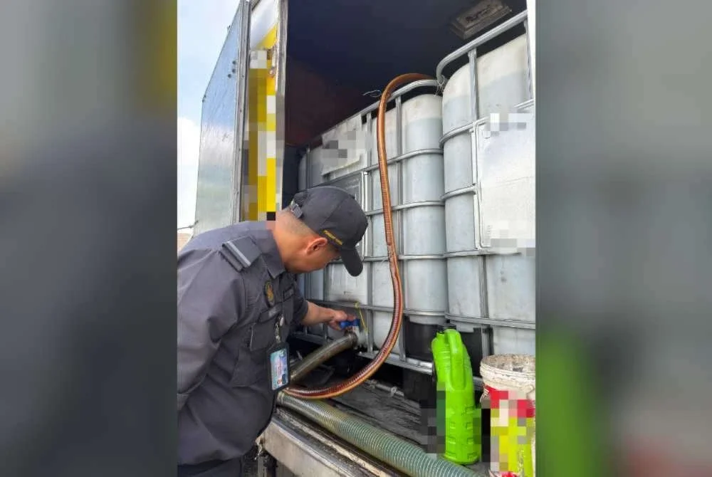 Penguat kuasa memeriksa lori dan tangki yang dipercayai digunakan untuk penyelewengan diesel di Kawasan Perindustrian Sri Purnama, Johor Bahru.