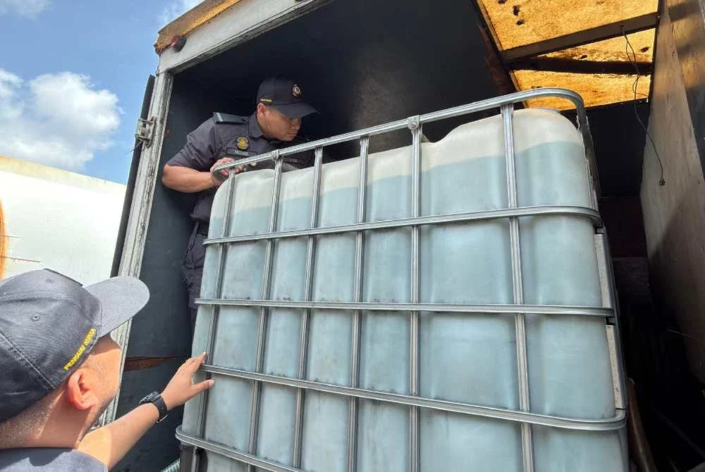 Lori diubah suai dengan tangki IBC antara yang dirampas dalam operasi KPDN Johor.