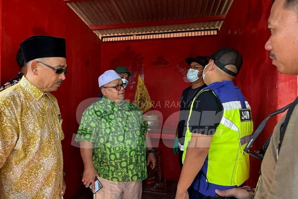 Zaidi (dua kiri) meninjau lokasi. Foto Sinar Harian 